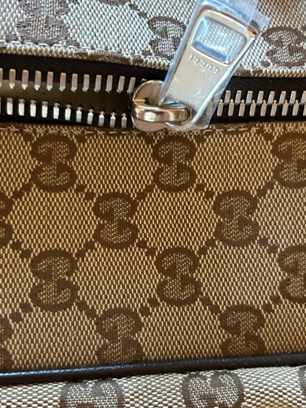 Unisex Gucci Beige GG Supreme Canvas Weekender with Dark Brown Trim made Italy